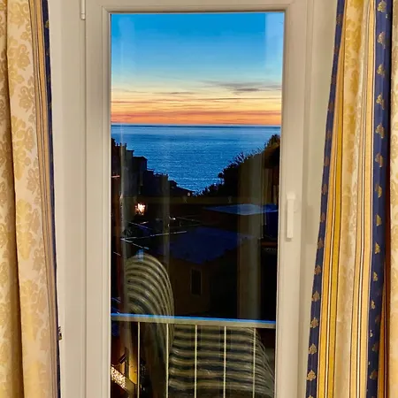 The Sea View בית הארחה