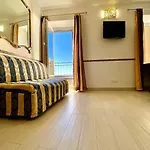 The Sea View 마나롤라